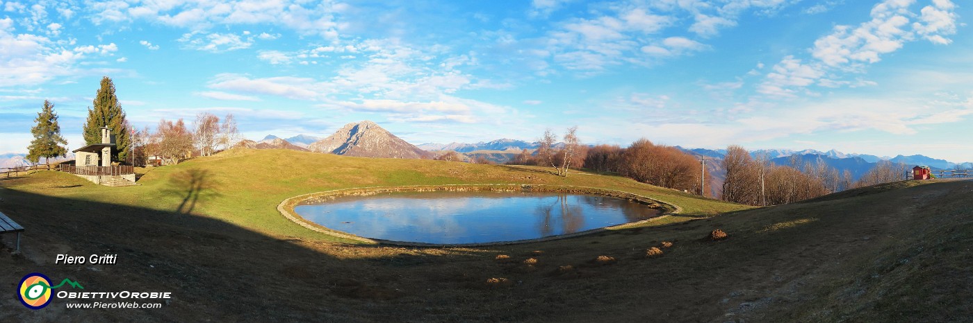 06 Partenza dalla Forcella Alta del Pertus (1300 m) col laghetto che sta ghiacciando.jpg